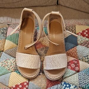 Tommy Bahama Cream and Tan Sandals